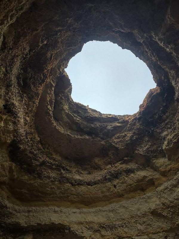 Blick nach oben aus Benagil Höhle