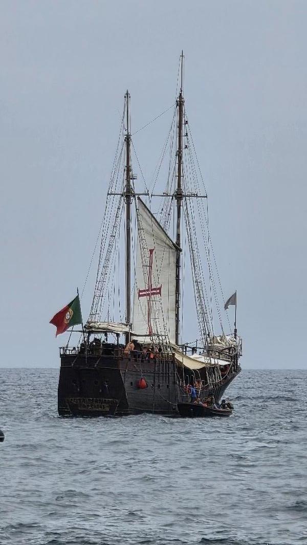 Schiff vor der Benagil Höhle