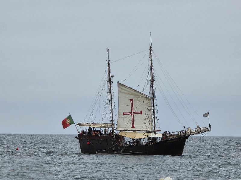Schiff vor der Benagil Höhle