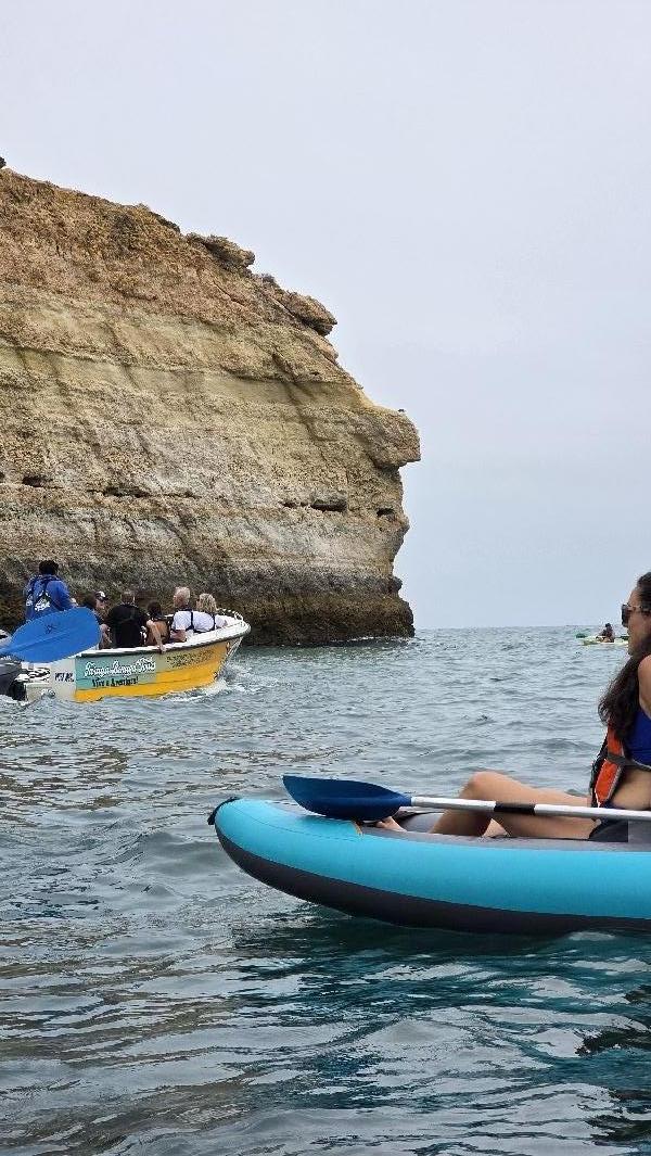 Boote und Kanus vor der Benagil Höhle