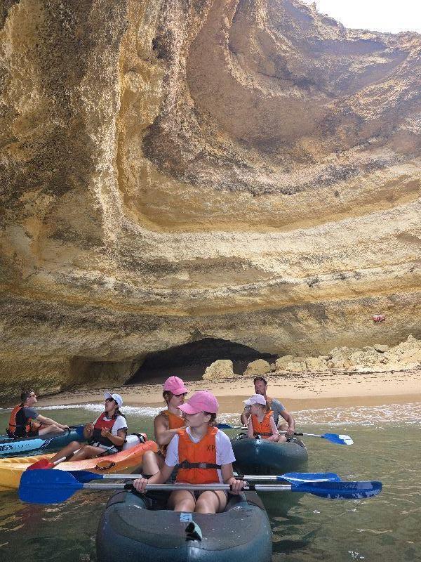 Kanus in der Benagil Höhle